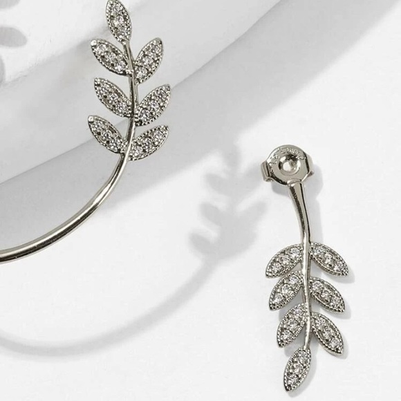 Beautiful ear climber earring in silver or gold. - Picture 7 of 9